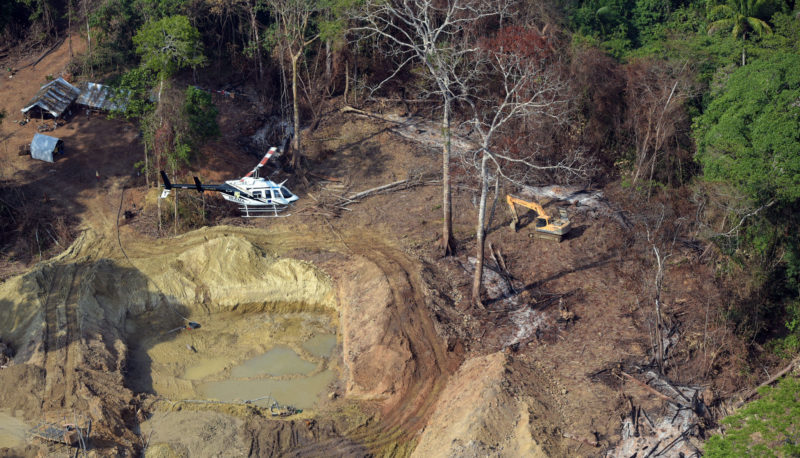 Na terra indígena Tumucumaque, no Pará, o garimpo já é uma ameaça. A área de mineração ilegal explora ouro no Suriname; Na fronteira com o Brasil.