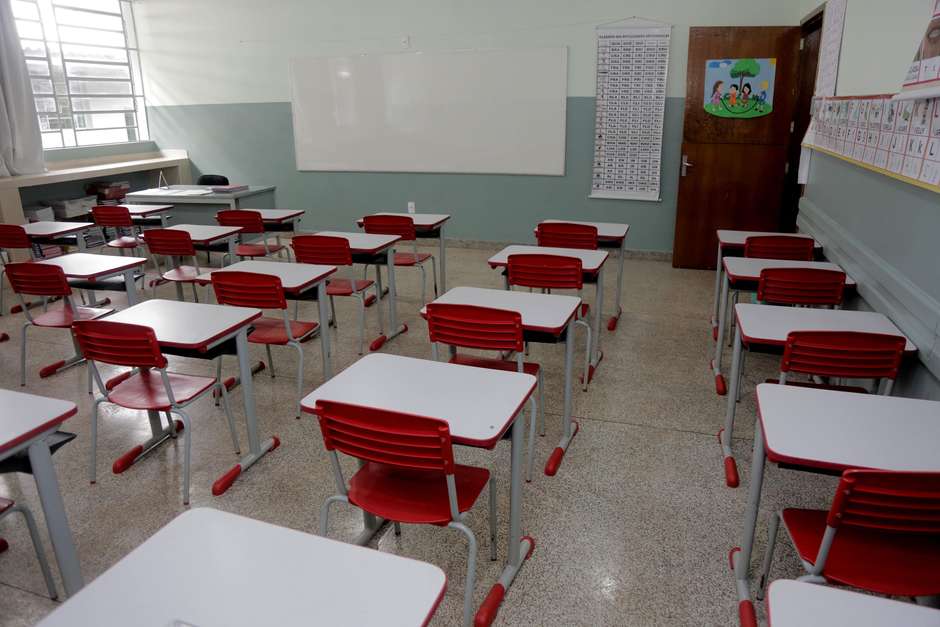 3.275 municípios brasileiros ainda não veem condições sanitárias para retomar as aulas presenciais na rede básica de ensino neste ano.