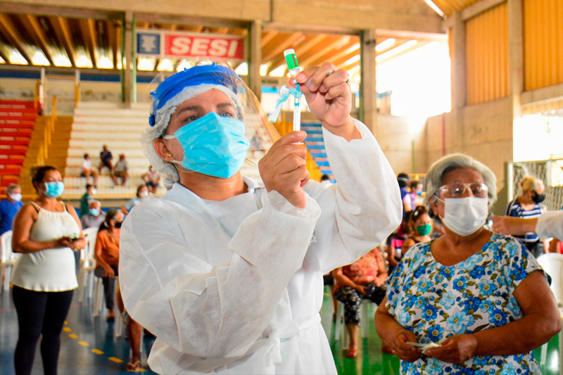 O Governo do Amazonas e a Prefeitura de Manaus devem promover ações para aquisição de vacinas em número suficiente que atenda todos os grupos prioritários.