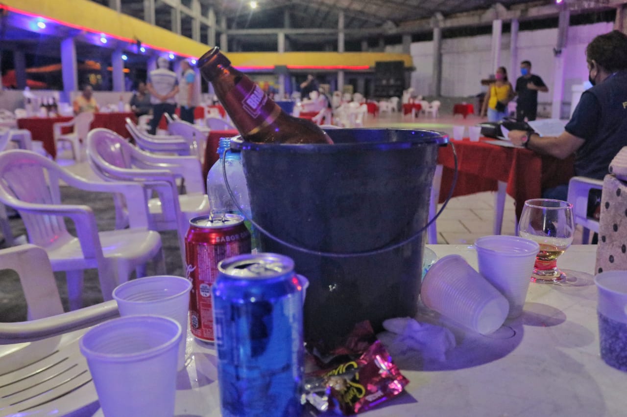 Na noite do domingo (21/03), uma festa clandestina no bairro Alvorada, zona centro-oeste, com cerca de 300 pessoas, foi encerrada, e o organizador, detido.