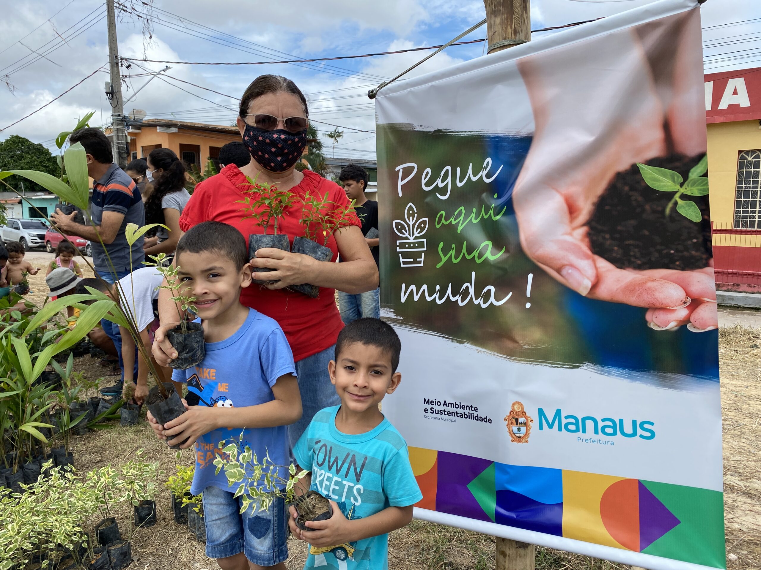 A Prefeitura de Manaus, por meio do programa ambiental “Manaus Verde”, inicia a doação itinerante de mudas nos bairros da capital.