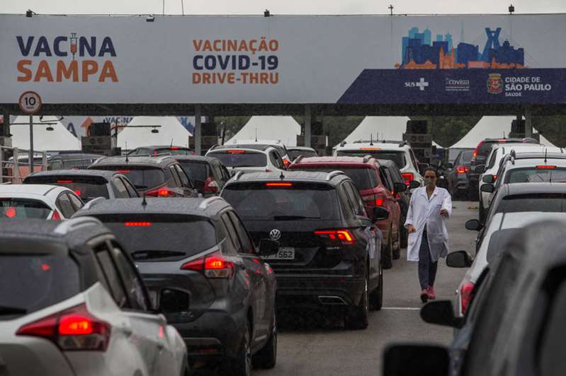 Com a lenta vacinação no Brasil, os grupos prioritários (77,2 milhões de pessoas) não estarão imunizados antes de setembro.