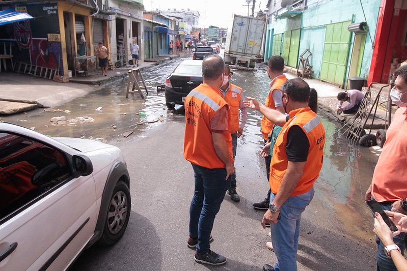 A Prefeitura reuniu órgãos municipais para avaliar a rua dos Barés,  que já apresenta sinais de alagamento ocasionados pela subida do nível do rio Negro.