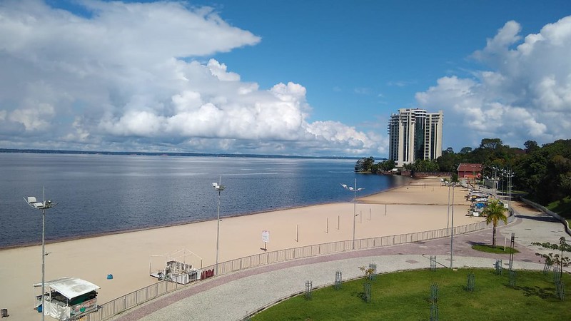 O prefeito de Manaus, David Almeida, por meio do Decreto nº 5.076, decidiu permitir o acesso à praia do Complexo Turístico da Ponta Negra nos dias úteis da semana