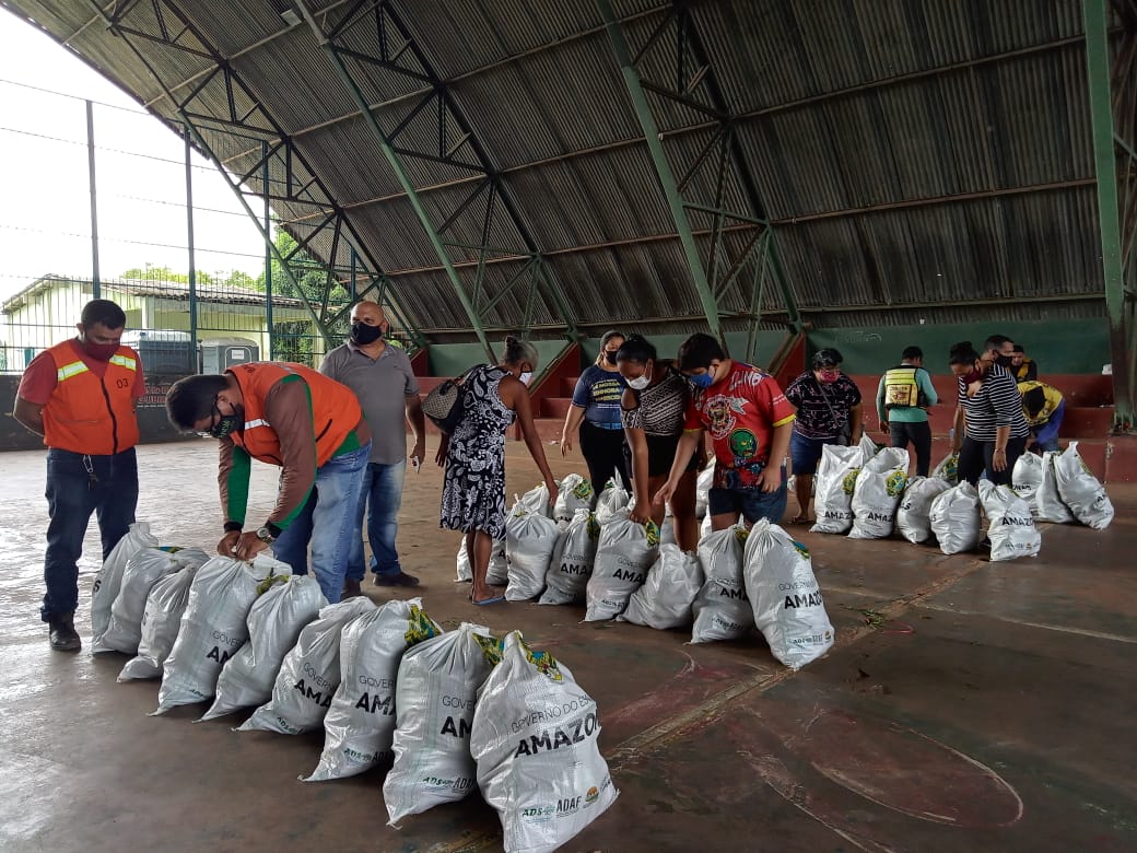 O Governo do Amazonas esteve em Presidente Figueiredo onde 135 famílias foram beneficiadas com 135 kits de alimentos.