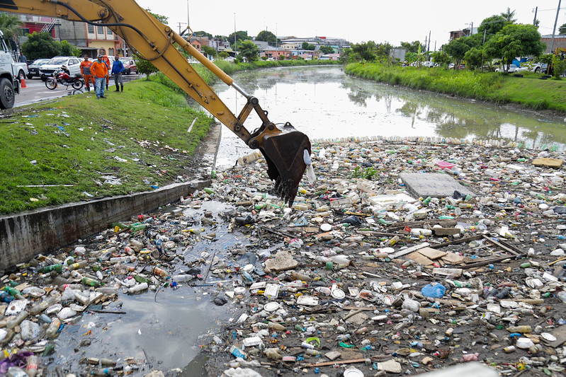 A Prefeitura de Manaus realiza o transbordo de 600 toneladas de resíduos sólidos, retirados do rio Negro pelas equipes da Semulsp.