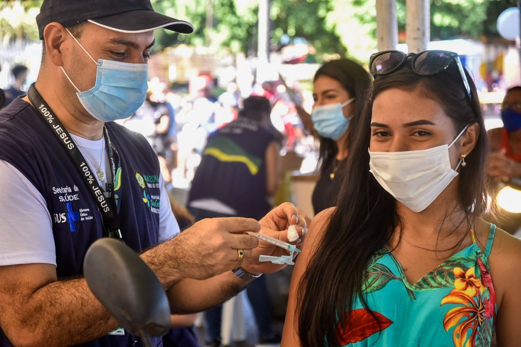 Queiroga manda parar no Amazonas e em todo o país a vacinação de adolescentes, de 12 a 17 anos.