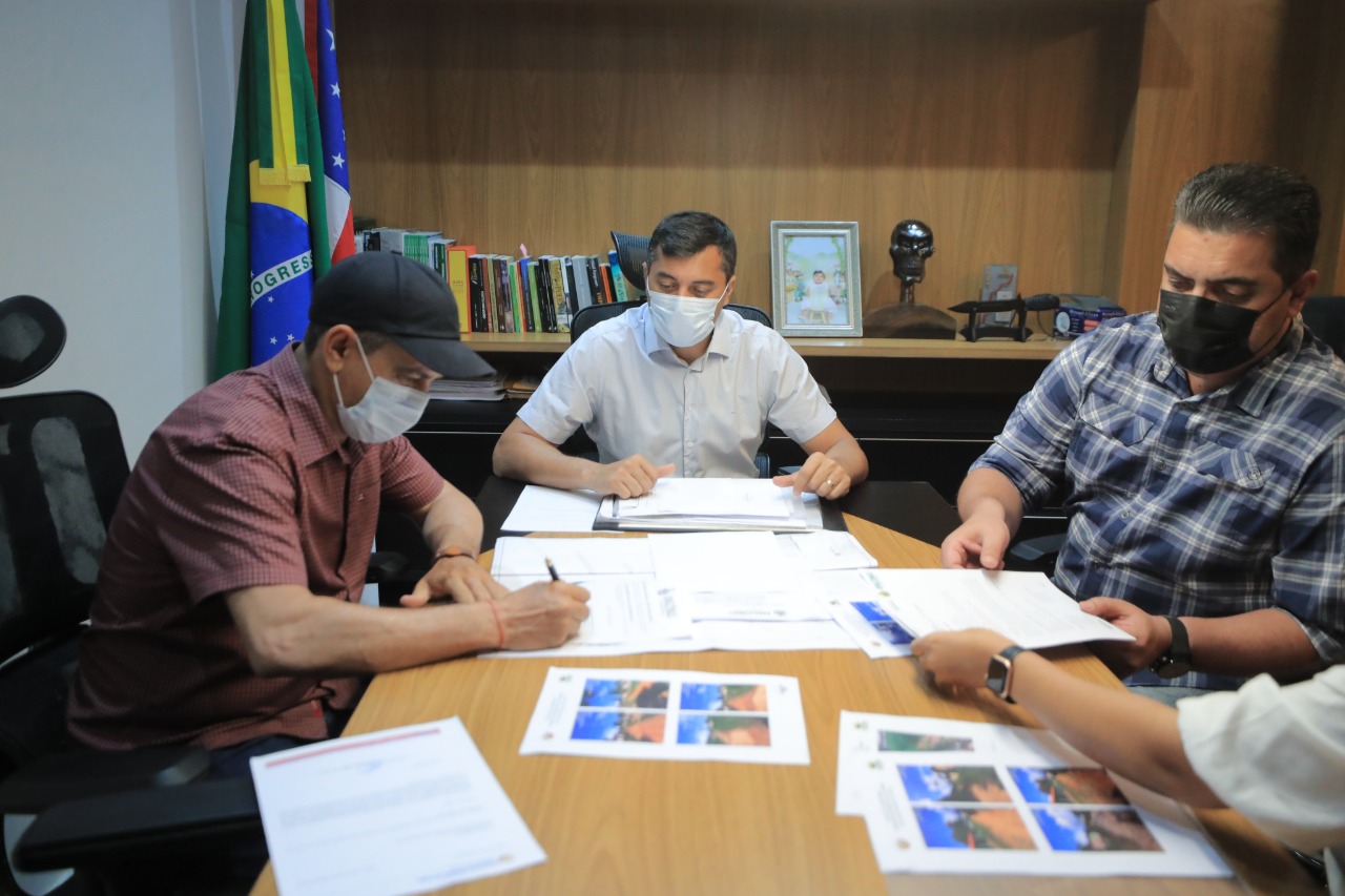 O governador Wilson Lima assinou convênio com o prefeito de Uarini para a pavimentação de nove ruas no município.