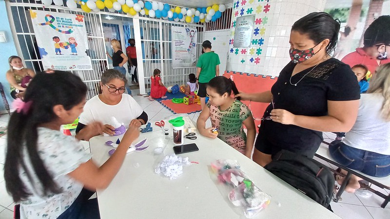 A Prefeitura de Manaus promoveu uma oficina de artesanato para mães de crianças e adolescentes autistas.