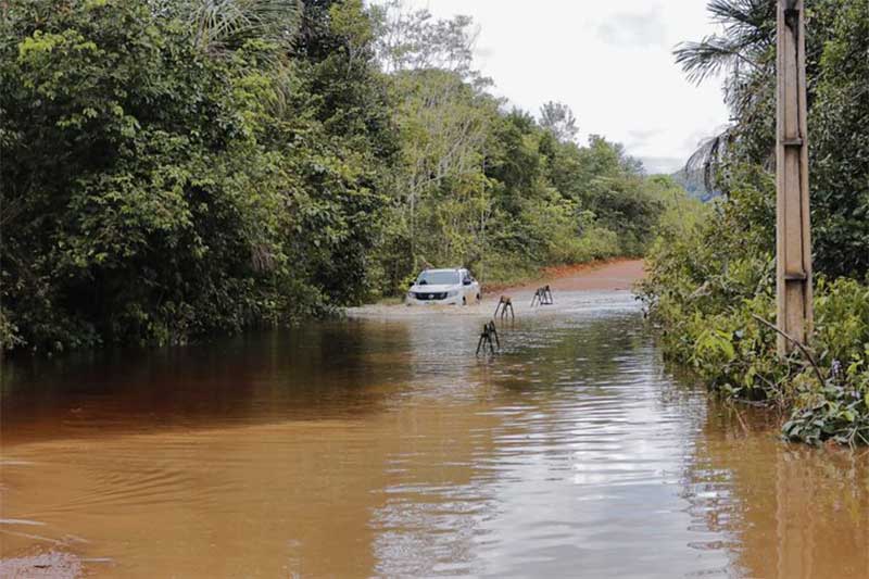 O trecho entre os quilômetros 3 e 4 da estrada de Balbina, em Presidente Figueiredo é o mais afetado pela cheia do Rio Uatumã.