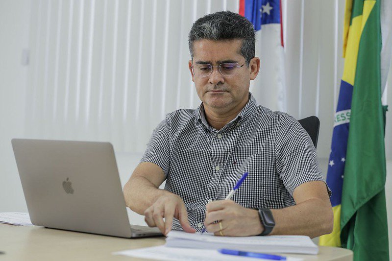 O prefeito de Manaus, David Almeida (Avante), assinou um Projeto de Lei que cria 3.200 novos cargos no âmbito da Semed.
