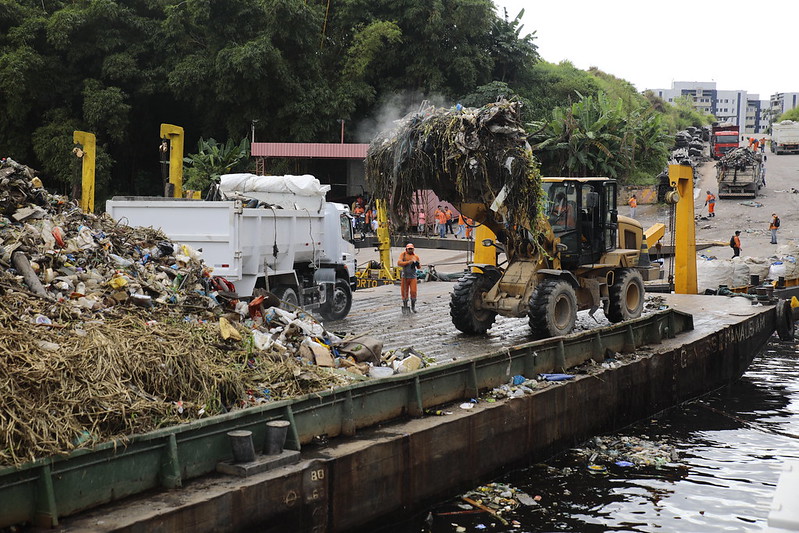 A Prefeitura de Manaus realizou o transbordo de aproximadamente 500 toneladas de resíduos retirados dos rios e igarapés.