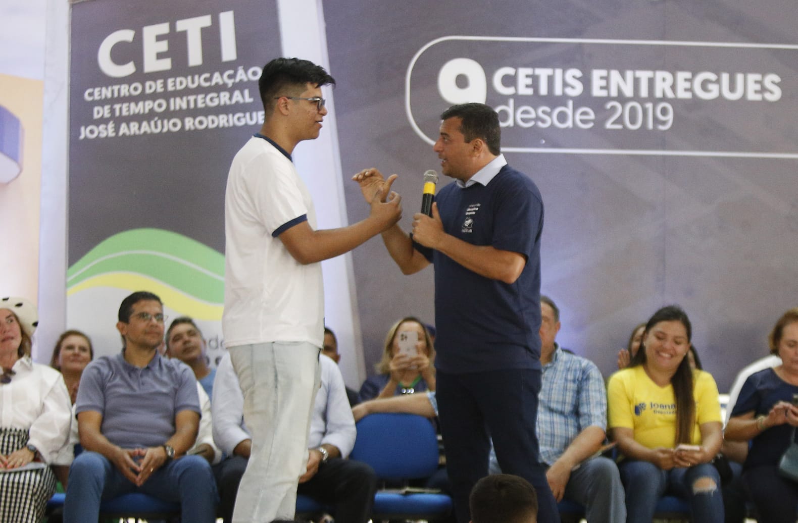 Wilson Lima, certificou e entregou um notebook para o estudante Carlos Henrick, da Escola Estadual Indígena P. Luiz Gonzaga de Souza Filho.