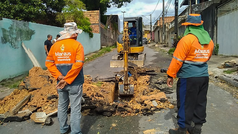 A Prefeitura de Manaus intensificou as obras de recuperação de uma rede de drenagem profunda, na rua 3, bairro Manoa, zona Norte da capital.