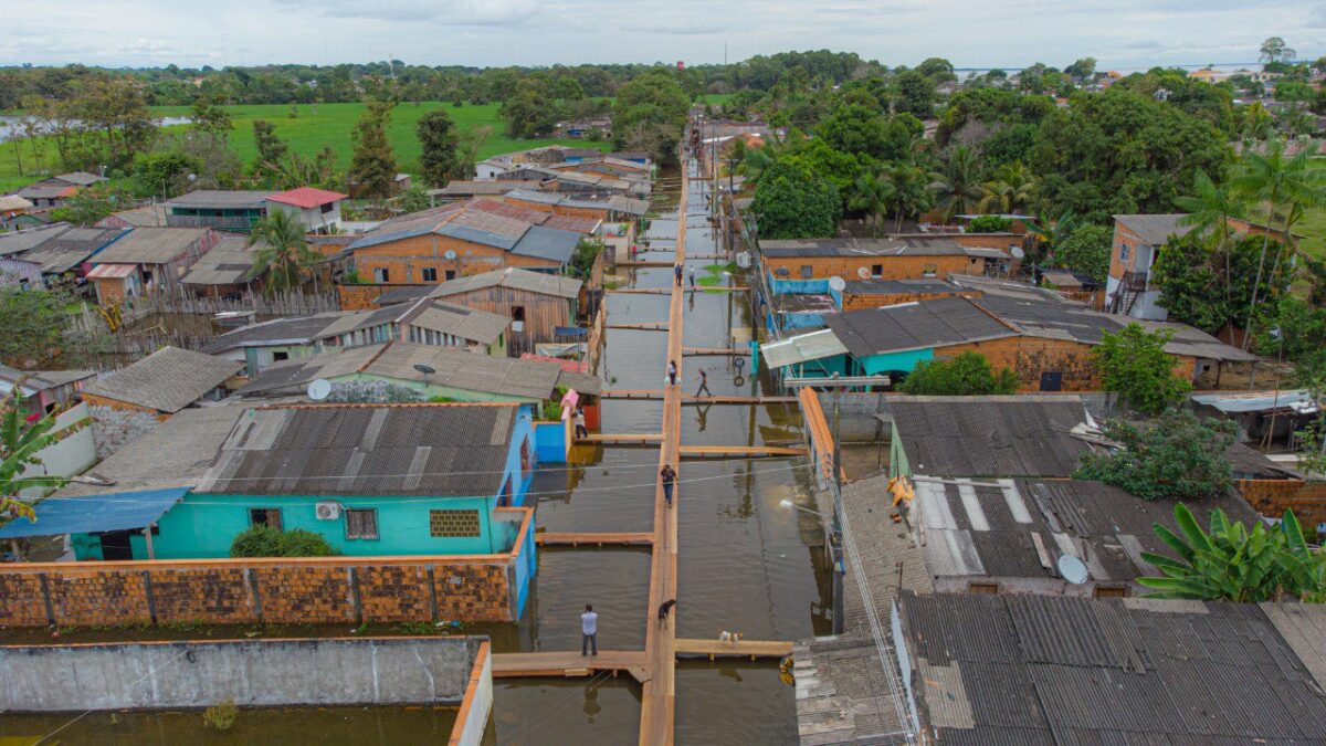 Sete municípios do Amazonas estão em situação de emergência por causa das fortes chuvas e inundações.