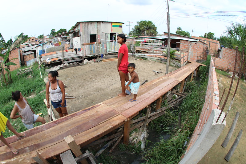 A Prefeitura de Manaus trabalha na construção de uma ponte em madeira, com aproximadamente 140 metros de extensão.