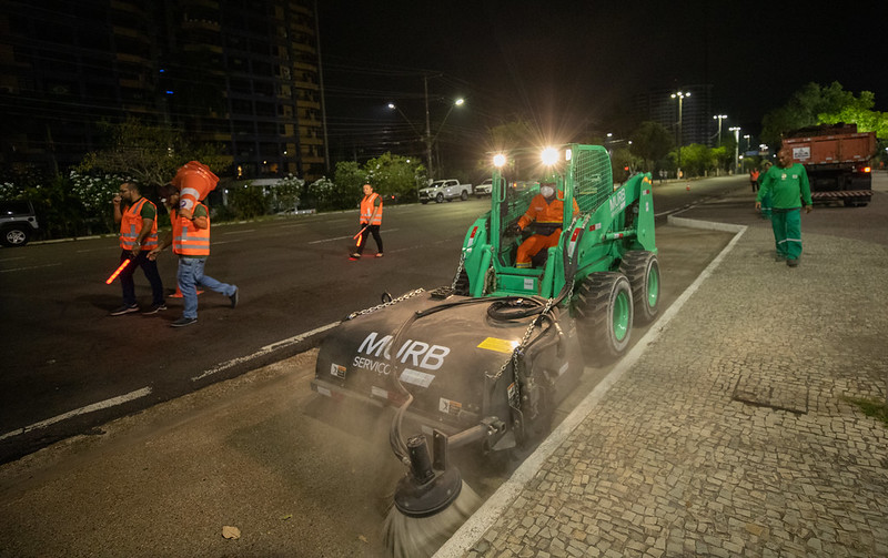A Prefeitura de Manaus, por meio da Semulsp segue atuando em ruas, praças, avenidas e praias para deixar a cidade mais limpa.