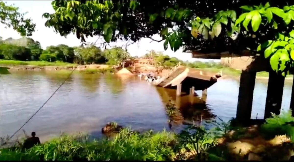 O acidente aconteceu havia umas duas horas sobre a ponte de concreto sobre o paraná do Curaçá, a 10 quilômetros da vila do Careiro, no AM.