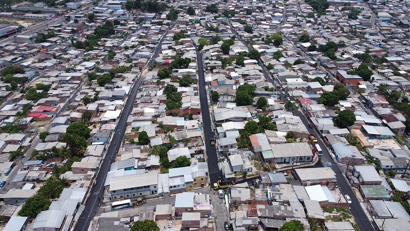 A Prefeitura de Manaus, por meio da Seminf trabalha no recapeamento das 18 ruas da comunidade Nossa Senhora de Fátima.