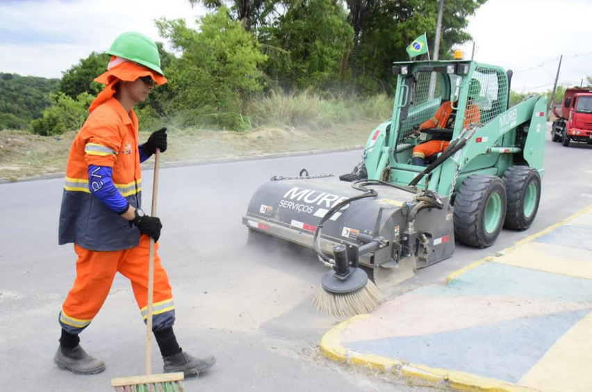 A Prefeitura de Manaus realizou a manutenção de limpeza, em algumas vias da cidade, usando as máquinas de varrição.