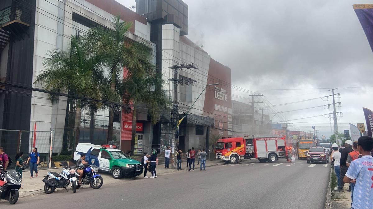 Um princípio de incêndio atingiu um shopping center da avenida Autaz Mirim, bairro Tancredo Neves, zona Leste de Manaus.