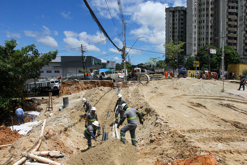 A Seminf avança, uma semana após o início das obras no trecho desnivelado da avenida Djalma Batista, para a fase de pavimentação do trecho.