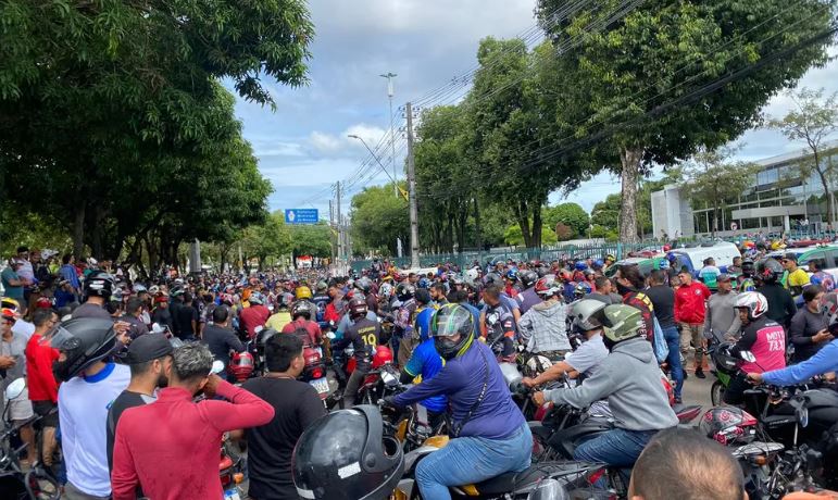 A Prefeitura de Manaus realizou a primeira reunião para a regulamentação do transporte de passageiros, por aplicativo, em motos.