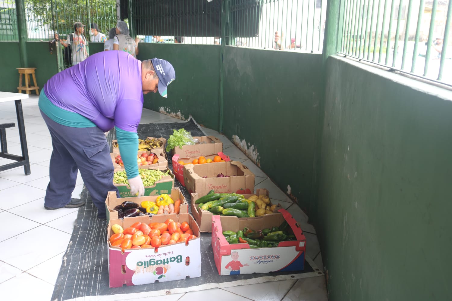 Os alimentos são coletados de supermercados em Manaus e destinados às cozinhas comunitárias 