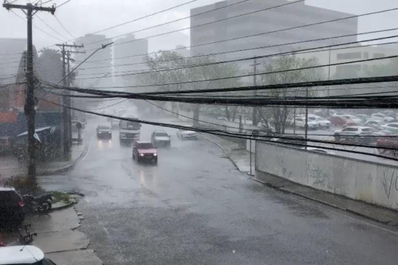 Em meio a chuvas intensas, o menor nível de qualidade do ar foi registrado em 6.1 na zona oeste de Manaus.