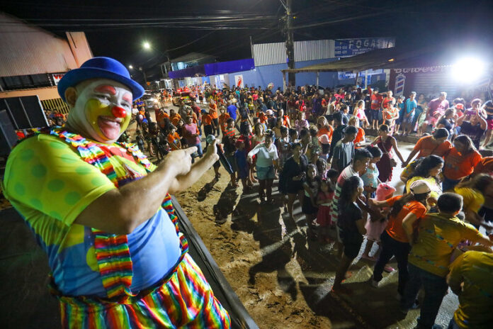 A Prefeitura de Manaus realizou a 3ª edição da Parada Natalina na comunidade São João.
