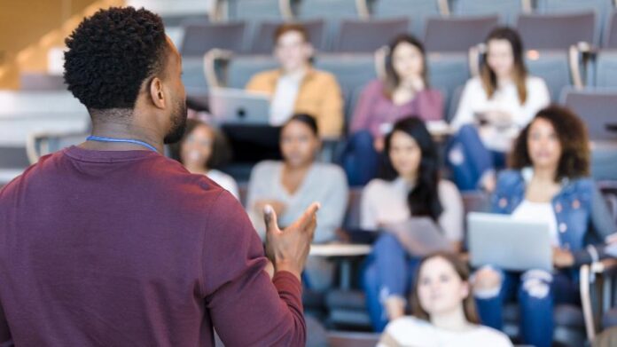 Apesar de formarem mais da metade da população brasileira, é raro encontrar um negro que seja professor em curso de pós-graduação.