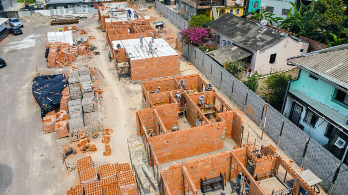 Até outubro de 2023, mais de 13 mil habitações foram regularizadas, alcançando um terço da meta estabelecida para um período de quatro anos.