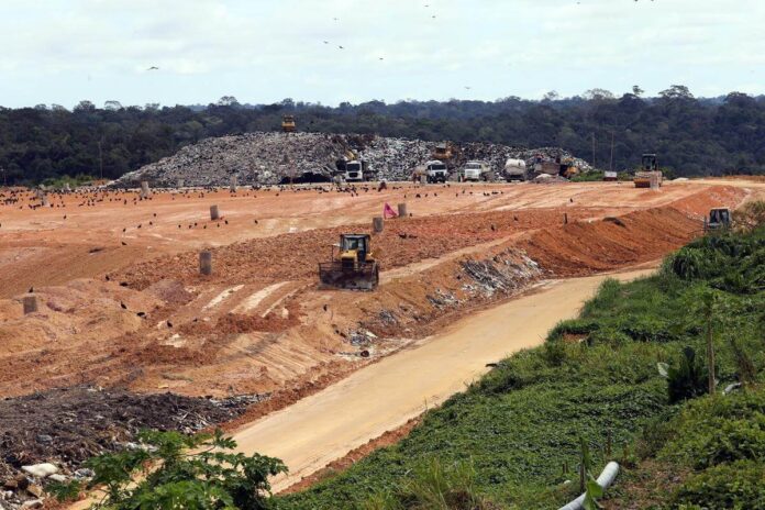 A disputa do destino do lixo conta ainda com o Grupo Marquise Ambiental, que recebeu licença do Ipaam para operar um novo aterro no Tarumã.