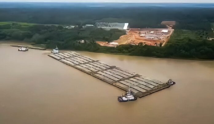 Pela primeira vez, na Amazônia, ocorre a locomoção da soja em um único comboio de 30 balsas juntas.