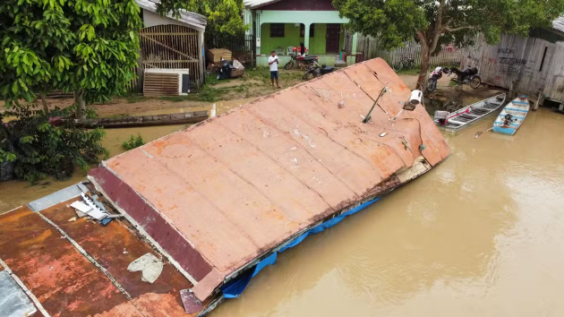 O município de Envira, no Amazonas, enfrenta uma grave situação de emergência devido à cheia dos rios Tarauacá e Envira.